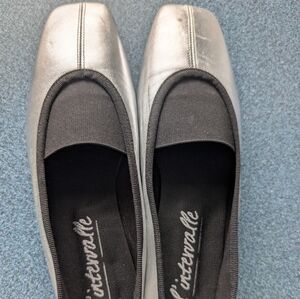 L' Intervalle Silver and Black Women's Ballet Flats - Size 7